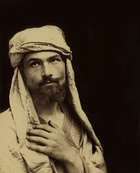 Selbstporträt von Baron Wilhelm von Gloeden in arabischem Kostüm, ca. 1890